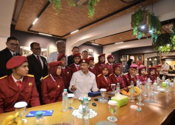 Menteri Sosial (Mensos), Saifullah Yusuf bersama siswa Sekolah Rakyat mengunjungi Museum Bank Indonesia, Selasa (28/10/2025). Para siswa juga menjadi petugas Upacara Peringatan Sumpah Pemuda. (Foto: Biro Humas Kemensos)