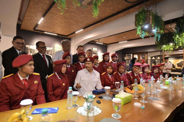 Menteri Sosial (Mensos), Saifullah Yusuf bersama siswa Sekolah Rakyat mengunjungi Museum Bank Indonesia, Selasa (28/10/2025). Para siswa juga menjadi petugas Upacara Peringatan Sumpah Pemuda. (Foto: Biro Humas Kemensos)