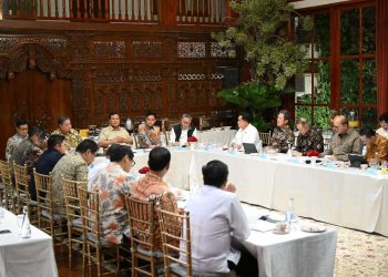 Presiden Prabowo Subianto (duduk tengah, kemeja safari krem) ketika memimpin rapat terbatas di kediaman pribadi di Jalan Kertanegara 4, Menteng, Jakarta, Minggu (12/10/2025) malam (Foto: Biro Pers Setpres)