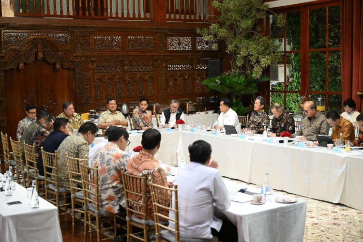 Presiden Prabowo Subianto (duduk tengah, kemeja safari krem) ketika memimpin rapat terbatas di kediaman pribadi di Jalan Kertanegara 4, Menteng, Jakarta, Minggu (12/10/2025) malam (Foto: Biro Pers Setpres)