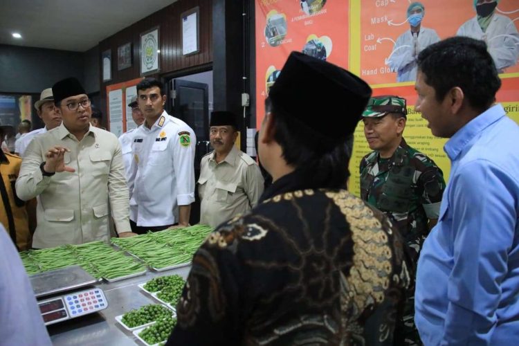 Wakil Menteri Pertanian (Wamentan), Sudaryono saat berkunjung ke Koperasi Pondok Pesantren Al Ittifaq di Kabupaten Bandung, Kamis (9/10/2025). (Foto: Biro Humas Kementan)