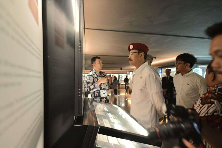 Menteri Sosial (Mensos), Saifullah Yusuf bersama siswa Sekolah Rakyat ke Museum Bank Indonesia (BI), Selasa (28/10/2025). Para siswa juga menjadi petugas Upacara Peringatan Sumpah Pemuda. (Foto: Biro Humas Kemensos)