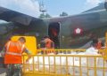 Petugas mempersiapkan bahan Natrium Klorida/NaCl untuk operasi modifikasi cuaca (Foto: BMKG)