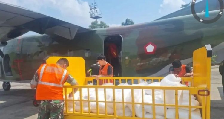 Petugas mempersiapkan bahan Natrium Klorida/NaCl untuk operasi modifikasi cuaca (Foto: BMKG)