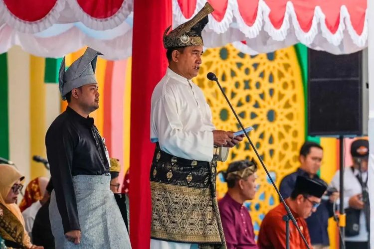 Menteri Koordinator Bidang Hukum, HAM, Imigrasi, dan Pemasyarakatan Yusril Ihza Mahendra memimpin upacara peringatan Hari Sumpah Pemuda ke-97 Tingkat Provinsi Kepulauan Riau, di Kabupaten Lingga, Selasa (28/10/2025). (Foto: Kemenko Kumham Imipas RI)