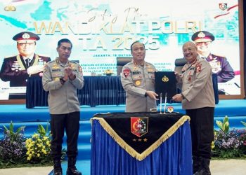 Kalemdiklat Polri Komjen Pol Chryshnanda Dwilaksana di acara pembukaan Sidang Pleno Wandiklat Polri Tahun Anggaran 2025 dihadiri Wakapolri Komjen Pol Prof. Dedi Prasetyo dsn Irwasum Polri Komjen Pol Wahyu Widada di Lemdiklat Polri