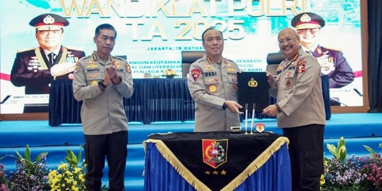Kalemdiklat Polri Komjen Pol Chryshnanda Dwilaksana di acara pembukaan Sidang Pleno Wandiklat Polri Tahun Anggaran 2025 dihadiri Wakapolri Komjen Pol Prof. Dedi Prasetyo dsn Irwasum Polri Komjen Pol Wahyu Widada di Lemdiklat Polri