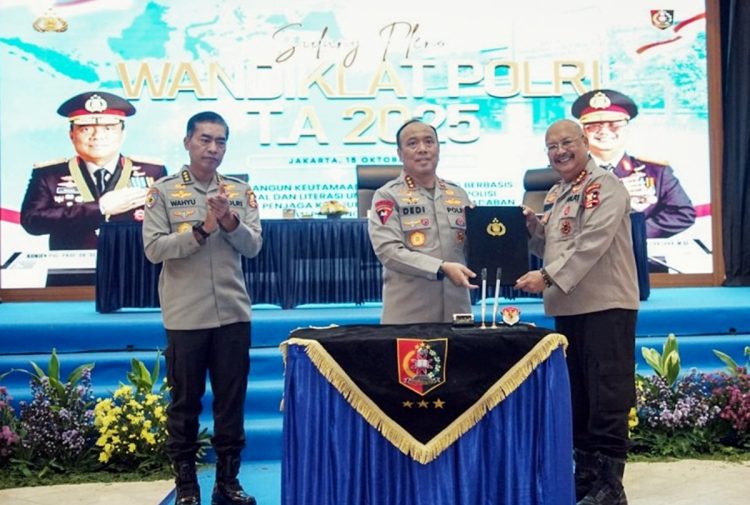 Kalemdiklat Polri Komjen Pol Chryshnanda Dwilaksana di acara pembukaan Sidang Pleno Wandiklat Polri Tahun Anggaran 2025 dihadiri Wakapolri Komjen Pol Prof. Dedi Prasetyo dsn Irwasum Polri Komjen Pol Wahyu Widada di Lemdiklat Polri