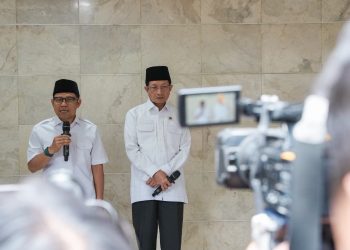 Menteri Koordinator Bidang Pemberdayaan Masyarakat (Menko PM) Muhaimin Iskandar (kiri) saat diwawancarai oleh awak media usai menggelar pertemuan dengan Menteri Agama Nasarudin Umar, di Kompleks Menteri Widya Chandra, Jakarta, Selasa (7/10/2025). (Foto: Humas Kemenko PM)