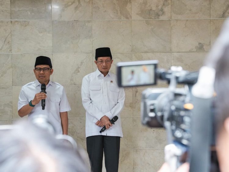 Menteri Koordinator Bidang Pemberdayaan Masyarakat (Menko PM) Muhaimin Iskandar (kiri) saat diwawancarai oleh awak media usai menggelar pertemuan dengan Menteri Agama Nasarudin Umar, di Kompleks Menteri Widya Chandra, Jakarta, Selasa (7/10/2025). (Foto: Humas Kemenko PM)