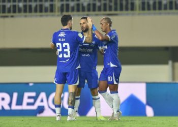 Gelandang PERSIB, Luciano Guaycochea, merayakan gol ke gawang PSBS Biak pada pertandingan pekan kesembilan Super League 2025/26 di Stadion Maguwoharjo Sleman, Jumat, 17 Oktober 2025. (PERSIB.co.id/Fernando Hero)