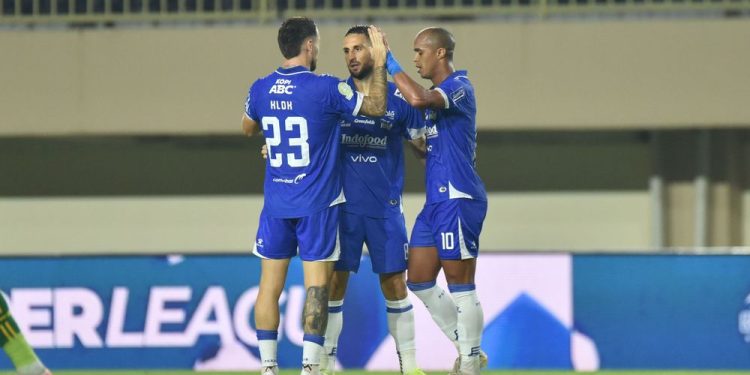 Gelandang PERSIB, Luciano Guaycochea, merayakan gol ke gawang PSBS Biak pada pertandingan pekan kesembilan Super League 2025/26 di Stadion Maguwoharjo Sleman, Jumat, 17 Oktober 2025. (PERSIB.co.id/Fernando Hero)