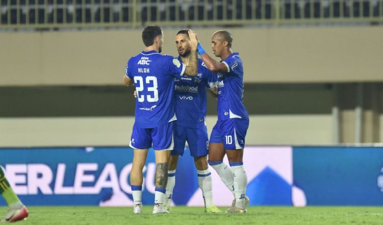Gelandang PERSIB, Luciano Guaycochea, merayakan gol ke gawang PSBS Biak pada pertandingan pekan kesembilan Super League 2025/26 di Stadion Maguwoharjo Sleman, Jumat, 17 Oktober 2025. (PERSIB.co.id/Fernando Hero)