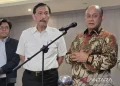 Ketua Dewan Ekonomi Nasional (DEN) Luhut Binsar Pandjaitan (kiri) dan Kepala Badan Gizi Nasional (BGN) Dadan Hindayana dalam konferensi pers, di Jakarta, Jumat (3/10/2025). ANTARA/Bayu Saputra/pri.
