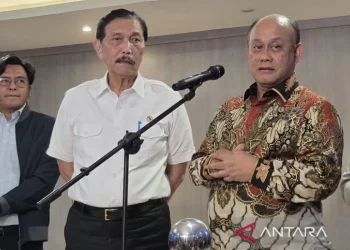 Ketua Dewan Ekonomi Nasional (DEN) Luhut Binsar Pandjaitan (kiri) dan Kepala Badan Gizi Nasional (BGN) Dadan Hindayana dalam konferensi pers, di Jakarta, Jumat (3/10/2025). ANTARA/Bayu Saputra/pri.