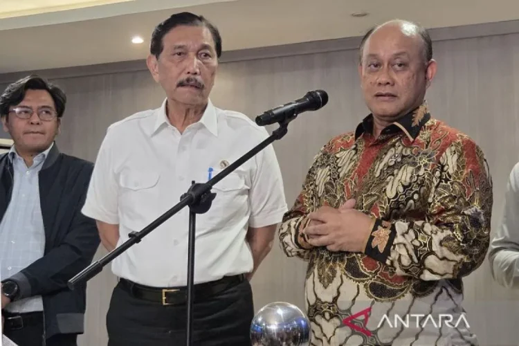 Ketua Dewan Ekonomi Nasional (DEN) Luhut Binsar Pandjaitan (kiri) dan Kepala Badan Gizi Nasional (BGN) Dadan Hindayana dalam konferensi pers, di Jakarta, Jumat (3/10/2025). ANTARA/Bayu Saputra/pri.