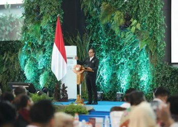 Wakil Menteri Dalam Negeri Bima Arya Sugiarto berikan sambutan saat menutup rapat roordinasi Sinkronisasi Program dan Kegiatan Kementerian/Lembaga Pemerintah Non-Kementerian dengan Pemerintah Daerah Tahun 2025 di Kampus Institut Pemerintahan Dalam Negeri (IPDN), Jatinangor, Kabupaten Sumedang, Jawa Barat (Foto: Kemendagri)