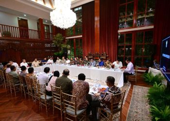 Presiden Prabowo Subianto memimpin rapat dengan para Menteri Kabinet Merah Putih di kediaman pribadinya, di Hambalang, Bogor, Jawa Barat, Minggu (28/9/2025) (Foto: Biro Pers Sekretariat Presiden)