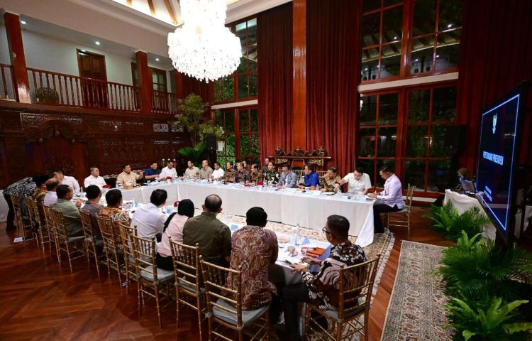 Presiden Prabowo Subianto memimpin rapat dengan para Menteri Kabinet Merah Putih di kediaman pribadinya, di Hambalang, Bogor, Jawa Barat, Minggu (28/9/2025) (Foto: Biro Pers Sekretariat Presiden)