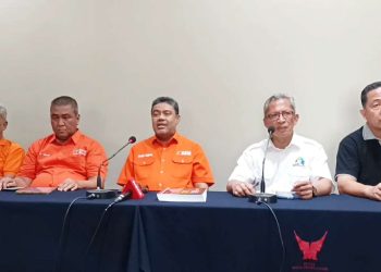 Presiden Konfederasi Serikat Pekerja Indonesia (KSPI), Said Iqbal (tengah), saat konferensi pers di kawasan Menteng, Jakarta, Senin (13/10/2025)(Foto: YouTube KSPI).