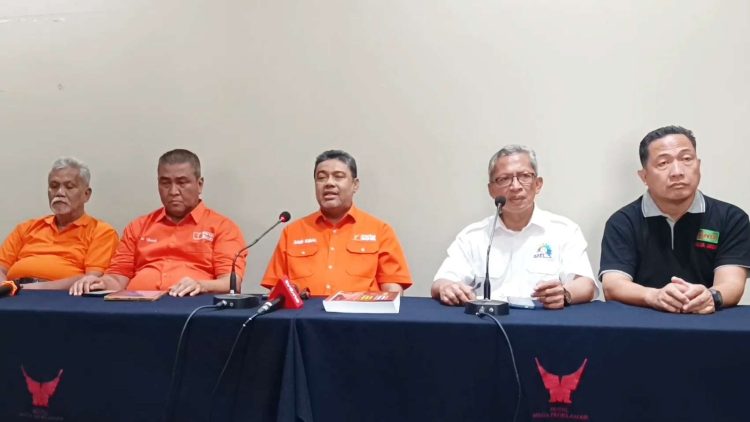 Presiden Konfederasi Serikat Pekerja Indonesia (KSPI), Said Iqbal (tengah), saat konferensi pers di kawasan Menteng, Jakarta, Senin (13/10/2025)(Foto: YouTube KSPI).