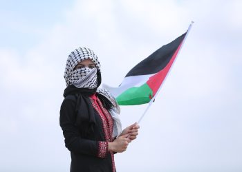 Seorang perempuan membawa bendera Palestina/pixabay @hosnysalah