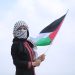 Seorang perempuan membawa bendera Palestina/pixabay @hosnysalah