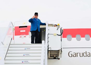 Presiden Prabowo Subianto melambaikan tangan saat akan bertolak ke Amerika Serikat (melalui Tokyo) untuk menghadiri Sidang Umum PBB, Sabtu (20/9/2025) (Foto: Dokumentasi Biro Pers Sekretariat Presiden).
