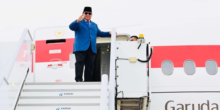 Presiden Prabowo Subianto melambaikan tangan saat akan bertolak ke Amerika Serikat (melalui Tokyo) untuk menghadiri Sidang Umum PBB, Sabtu (20/9/2025) (Foto: Dokumentasi Biro Pers Sekretariat Presiden).