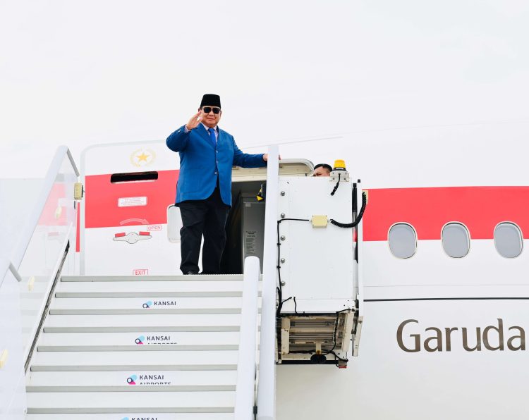 Presiden Prabowo Subianto melambaikan tangan saat akan bertolak ke Amerika Serikat (melalui Tokyo) untuk menghadiri Sidang Umum PBB, Sabtu (20/9/2025) (Foto: Dokumentasi Biro Pers Sekretariat Presiden).