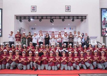 Wakil Menteri Kesehatan, Dante Saksono Harbuwono (tengah belakang) berfoto bersama para siswa dan staf pengajar Sekolah Garuda Kabupaten Toba, Sumatera Utara, Kamis (9/10/2025) (Foto: Biro Humas Kementerian Kesehatan)