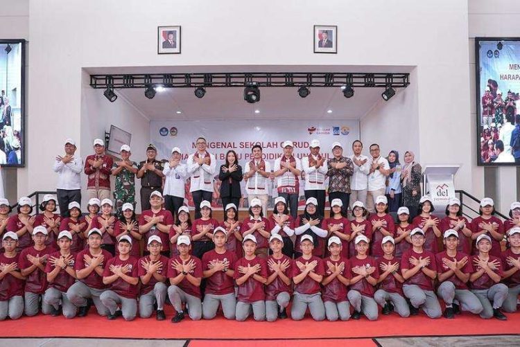 Wakil Menteri Kesehatan, Dante Saksono Harbuwono (tengah belakang) berfoto bersama para siswa dan staf pengajar Sekolah Garuda Kabupaten Toba, Sumatera Utara, Kamis (9/10/2025) (Foto: Biro Humas Kementerian Kesehatan)
