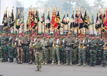 Ilustrasi: puluhan ribu pasukan TNI dalam Upacara Gelar Pasukan Operasional dan Kehormatan Militer di Pusdiklatpassus Kopassus, Batujajar (Foto: TNI)