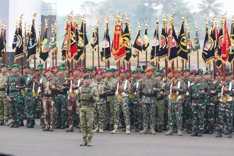 Ilustrasi: puluhan ribu pasukan TNI dalam Upacara Gelar Pasukan Operasional dan Kehormatan Militer di Pusdiklatpassus Kopassus, Batujajar (Foto: TNI)