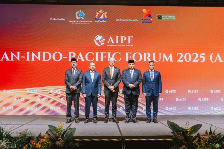 Menteri Koordinator Bidang Perekonomian Airlangga Hartarto (kedua dari kanan)yang mewakili Presiden Prabowo Subianto pada Forum tahunan ASEAN-Indo-Pacific Forum (AIPF) 2025 di Kuala Lumpur, Senin (27/10/2025) (Foto: Kemlu RI)