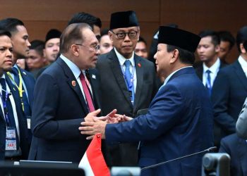Presiden Prabowo Subianto (kanan) berbincang dengan PM Malaysia Anwar Ibrahim (kiri) di sela-sela perhelatan KTT ASEAN ke-47 di Kuala Lumpur Convention Center, Senin (27/10/2025) (Foto: Biro Pers Setpres)