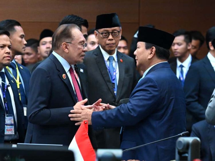 Presiden Prabowo Subianto (kanan) berbincang dengan PM Malaysia Anwar Ibrahim (kiri) di sela-sela perhelatan KTT ASEAN ke-47 di Kuala Lumpur Convention Center, Senin (27/10/2025) (Foto: Biro Pers Setpres)
