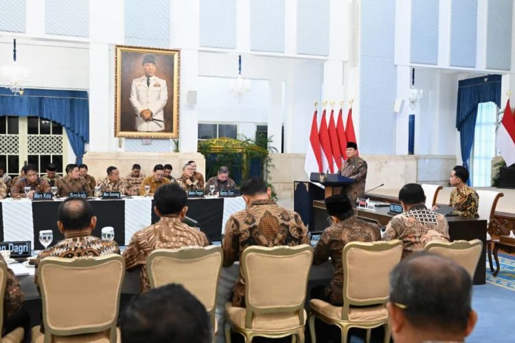 Presiden Prabowo Subianto saat memberi arahan di Sidang Kabinet Paripurna yang dilaksanakan di Istana Negara, Senin (290/10/2025). (Foto: Biro Pers Setpres)