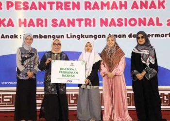 Menteri Pemberdayaan Perempuan dan Perlindungan Anak Arifah Fauzi (kedua kiri) menyerahkan bantuan beasiswa kepada santriwati di Pondok Pesantren Lirboyo, Kediri, Jawa Timur (Foto: KemenPPPA)