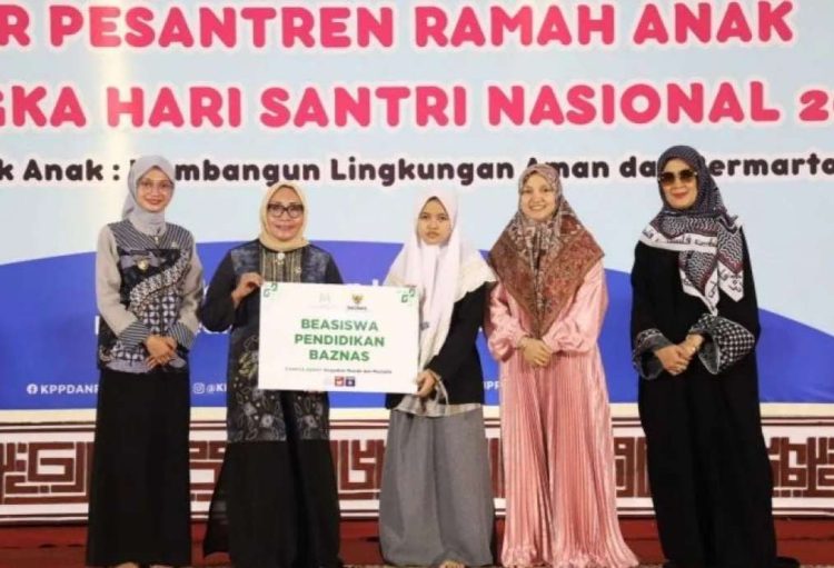 Menteri Pemberdayaan Perempuan dan Perlindungan Anak Arifah Fauzi (kedua kiri) menyerahkan bantuan beasiswa kepada santriwati di Pondok Pesantren Lirboyo, Kediri, Jawa Timur (Foto: KemenPPPA)