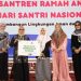 Menteri Pemberdayaan Perempuan dan Perlindungan Anak Arifah Fauzi (kedua kiri) menyerahkan bantuan beasiswa kepada santriwati di Pondok Pesantren Lirboyo, Kediri, Jawa Timur (Foto: KemenPPPA)