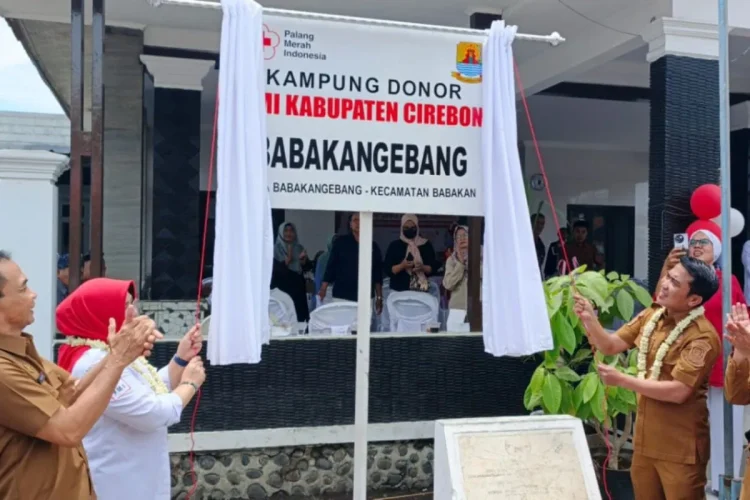 Pemkab Cirebon saat meresmikan kampung donor darah di Desa Babakangebang, Cirebon, Jawa Barat. ANTARA/HO-Pemkab Cirebon.