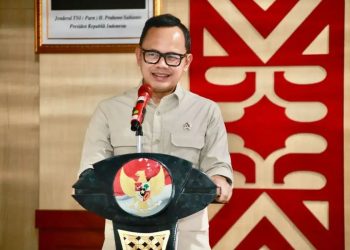 Caption:
Wakil Menteri Dalam Negeri Bima Arya Sugiarto memberikan arahan percepatan pendataan lahan untuk pembangunan gerai Kopdeskel Merah Putih kepada pemerintah daerah, Senin (3/11/2025)./Kemendagri