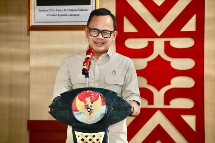 Caption:
Wakil Menteri Dalam Negeri Bima Arya Sugiarto memberikan arahan percepatan pendataan lahan untuk pembangunan gerai Kopdeskel Merah Putih kepada pemerintah daerah, Senin (3/11/2025)./Kemendagri