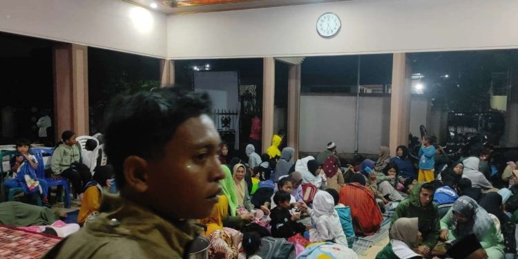 Sebanyak 300 warga terpaksa mengungsi ke dua titik pos pengungsian yang berada di Balai Desa Oro-Oro Ombo dan SD 2 Supiturang. (Foto: BNPB)