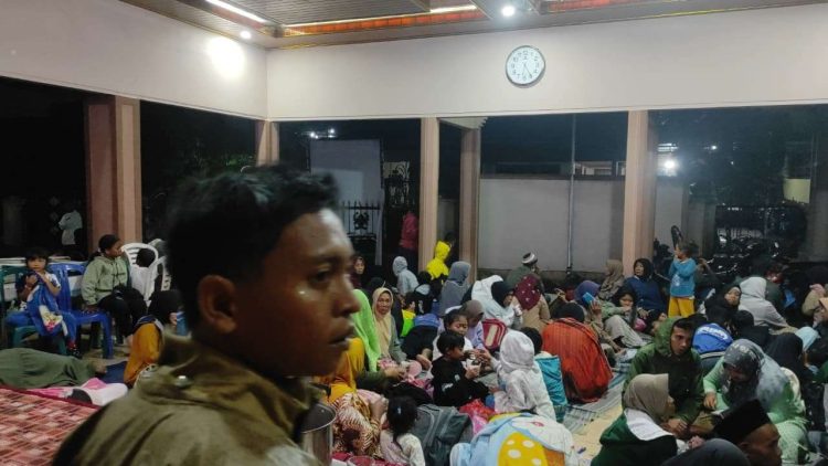 Sebanyak 300 warga terpaksa mengungsi ke dua titik pos pengungsian yang berada di Balai Desa Oro-Oro Ombo dan SD 2 Supiturang. (Foto: BNPB)