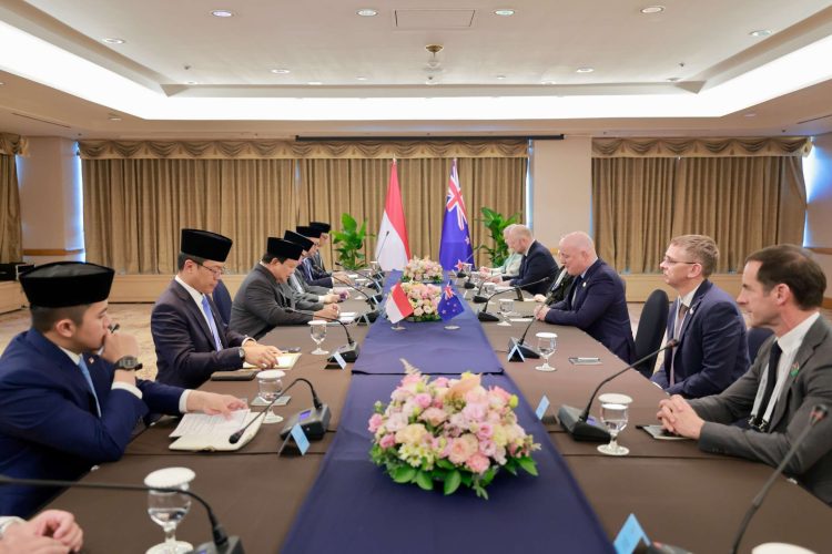 Presiden Prabowo Subianto dan sejumlah menteri menggelar pertemuan dengan Perdana Menteri Selandia Baru Christopher Luxon di Ruang Agenas, Hotel Lahan Select Gyeongju, Jumat (31/10/2025) (Foto: Tim Media Presiden Prabowo)