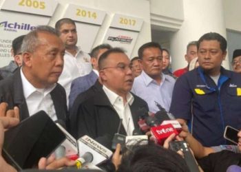 Wakil Ketua DPR RI Sufmi Dasco Ahmad bersama rombongan saat melakukan sidak di pabrik PT Multistrada Arah Sarana Tbk (Michelin), Cikarang, Senin (3/11/2025)./Fraksi Gerindra