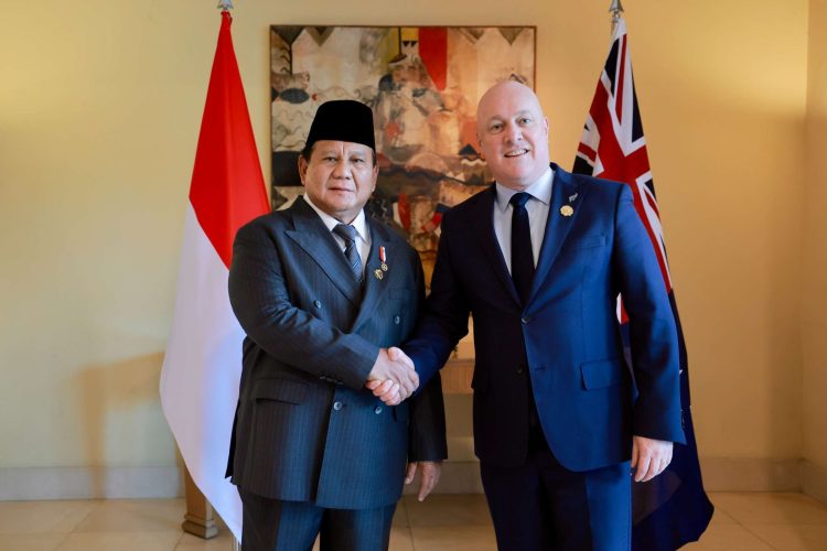 Presiden Prabowo Subianto berfoto bersama dengan Perdana Menteri Selandia Baru Christopher Luxon (Kanan) di Korea Selatan, Jumat (31/10/2025) (Foto: Tim Media Presiden)