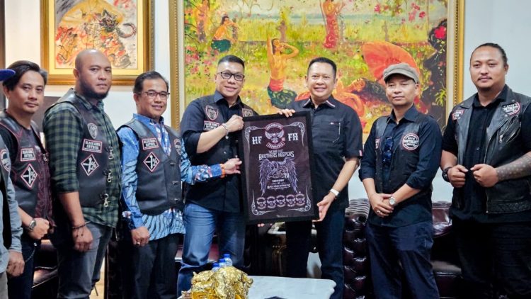 Bamsoet menilai komunitas otomotif berperan penting sebagai kekuatan sosial dan penggerak ekonomi daerah (Foto:Ist)